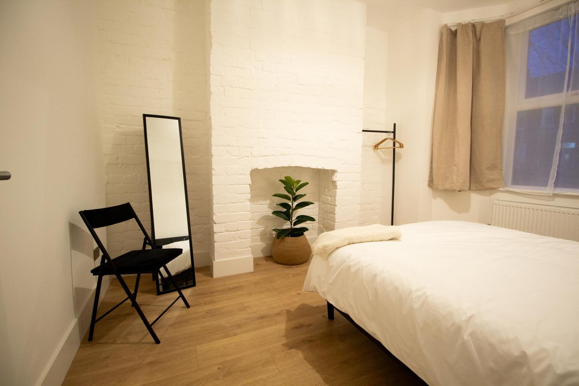Stylish Cosy 4-bed Home, Sleeps Up To 10 With Large Sofa Bed, Near Royal Infirmary & Universities, Free Parking & Ultra-fast Wifi
